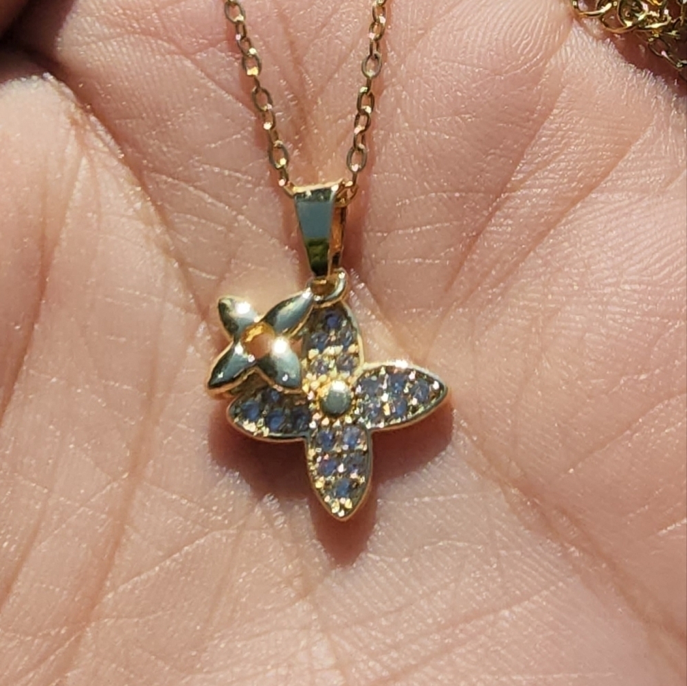Stainless Steel Sparkly Gold Flower Pendant Necklace - Picture 11 of 12